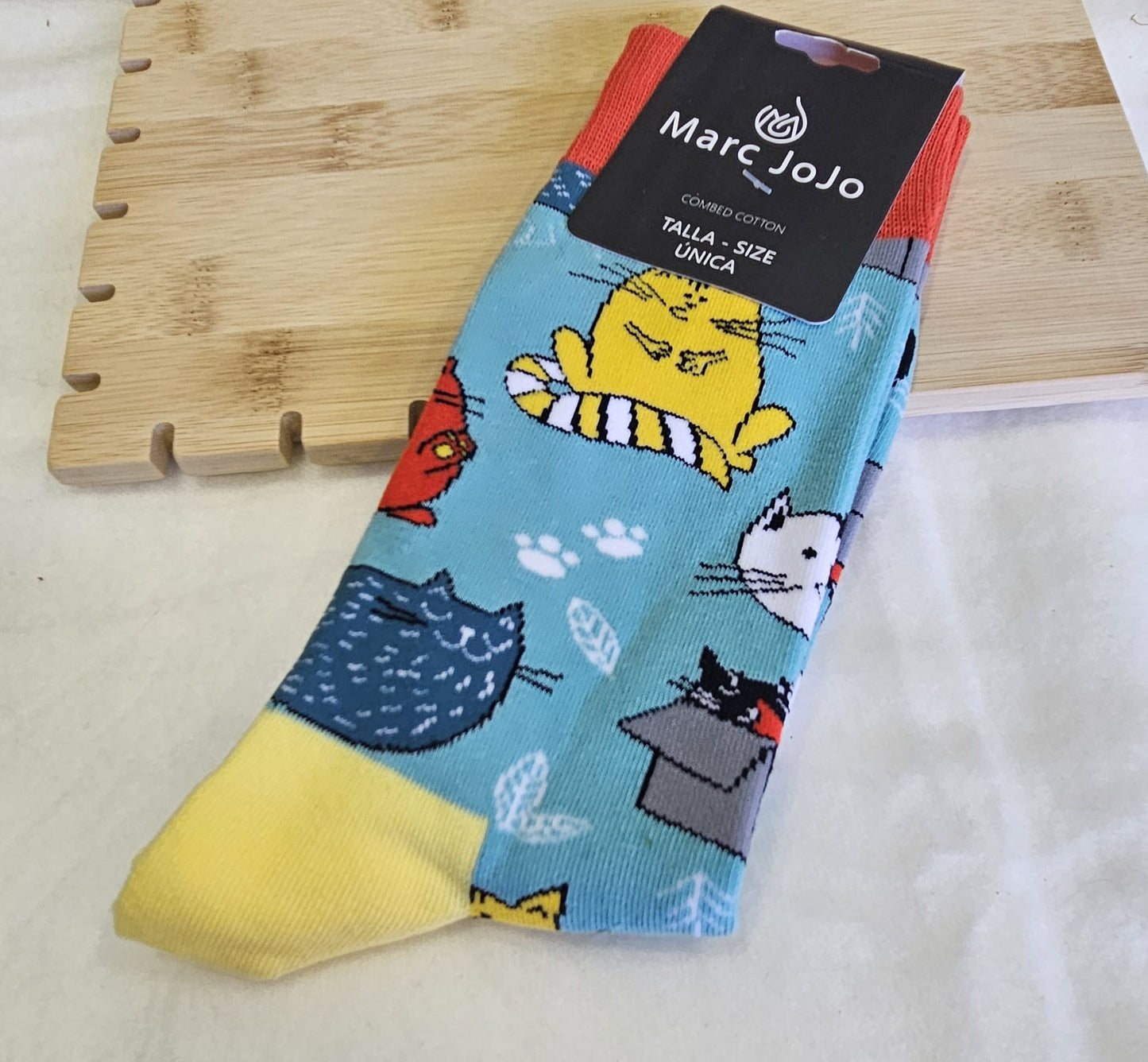 Calcetines de gatos de colores con fondo azul