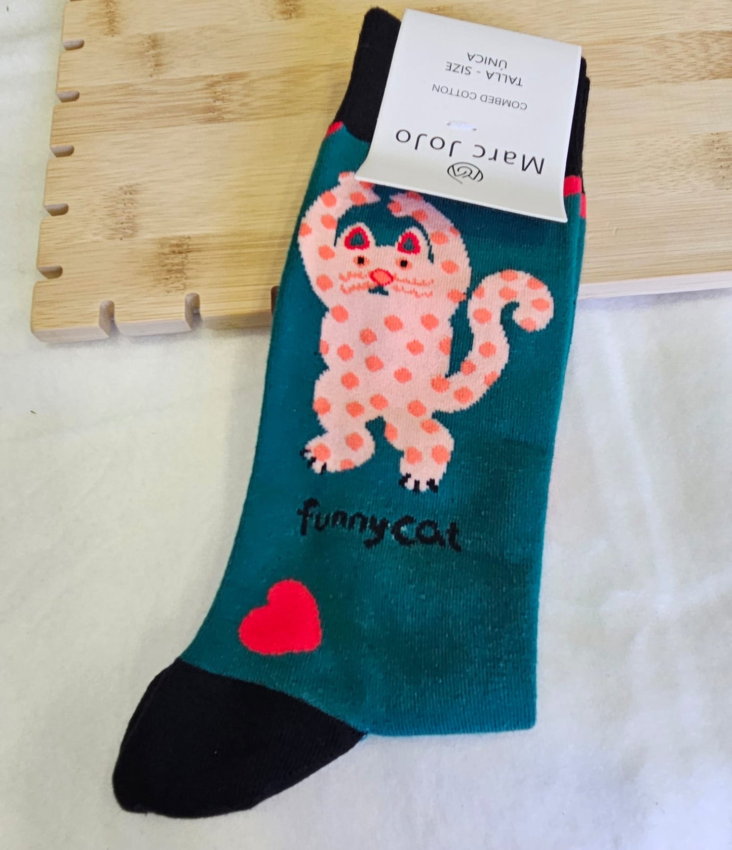 Calcetines verdes con gato de lunares y corazón rojo