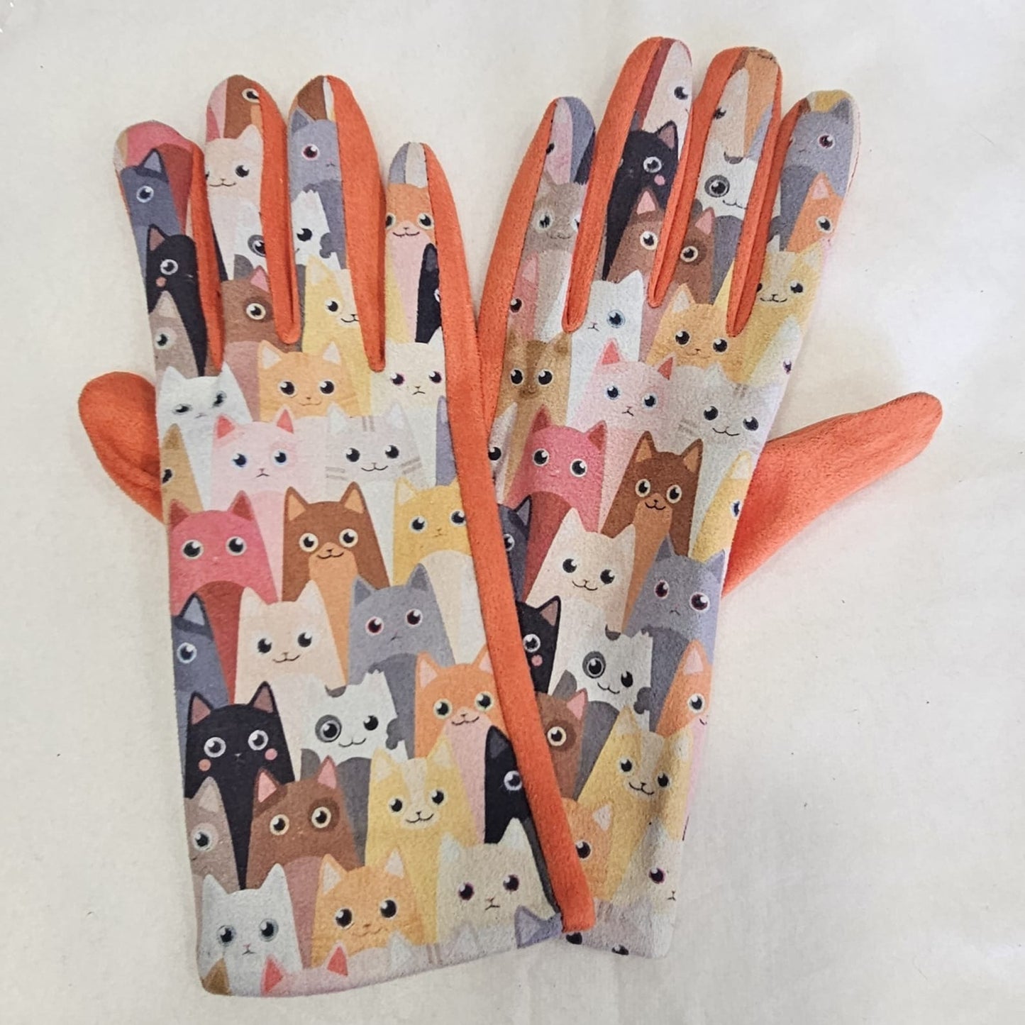 Guantes táctiles estampado colorido de gatitos fondo naranja