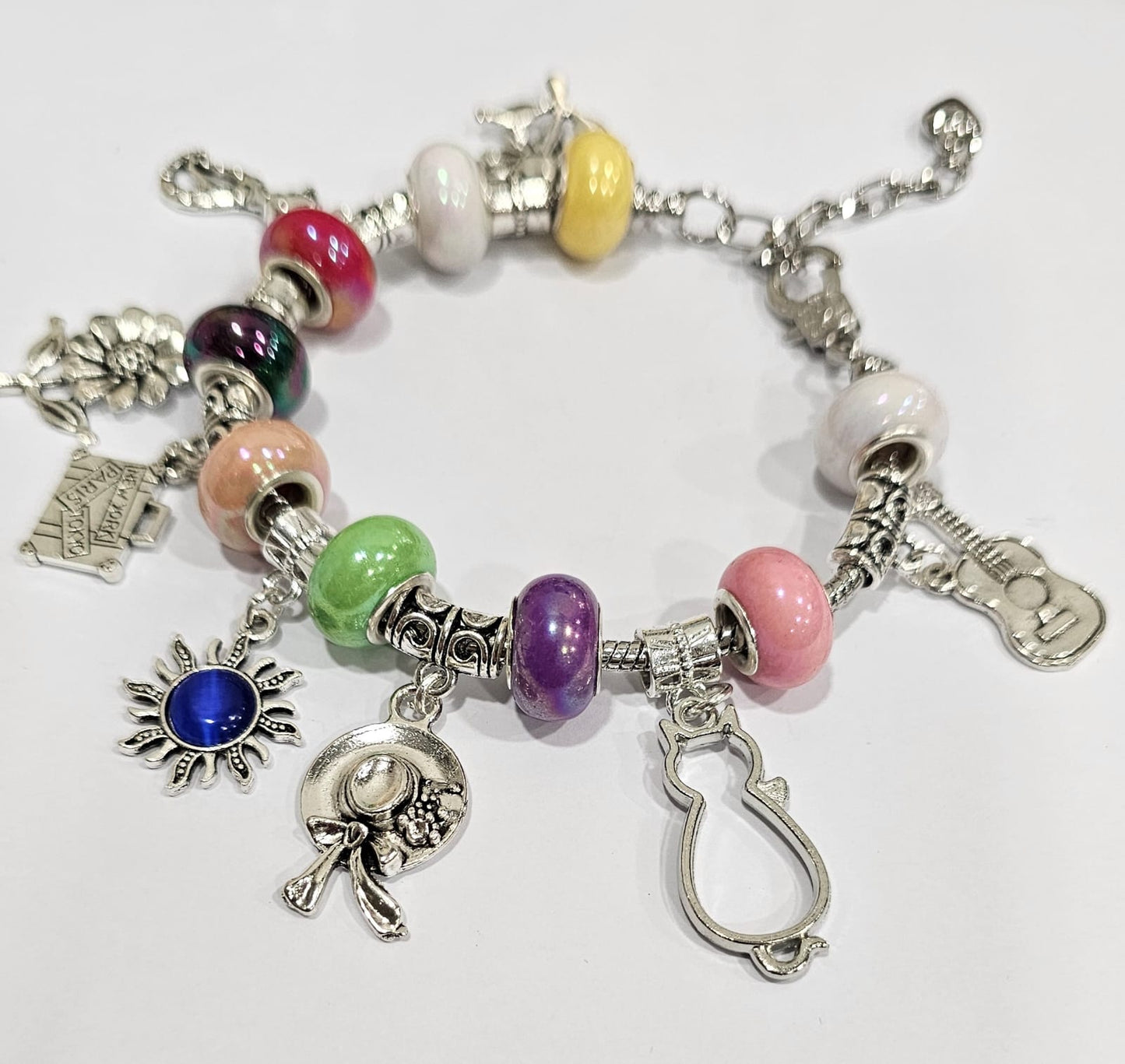 Pulsera de charms con abalorios de gatos