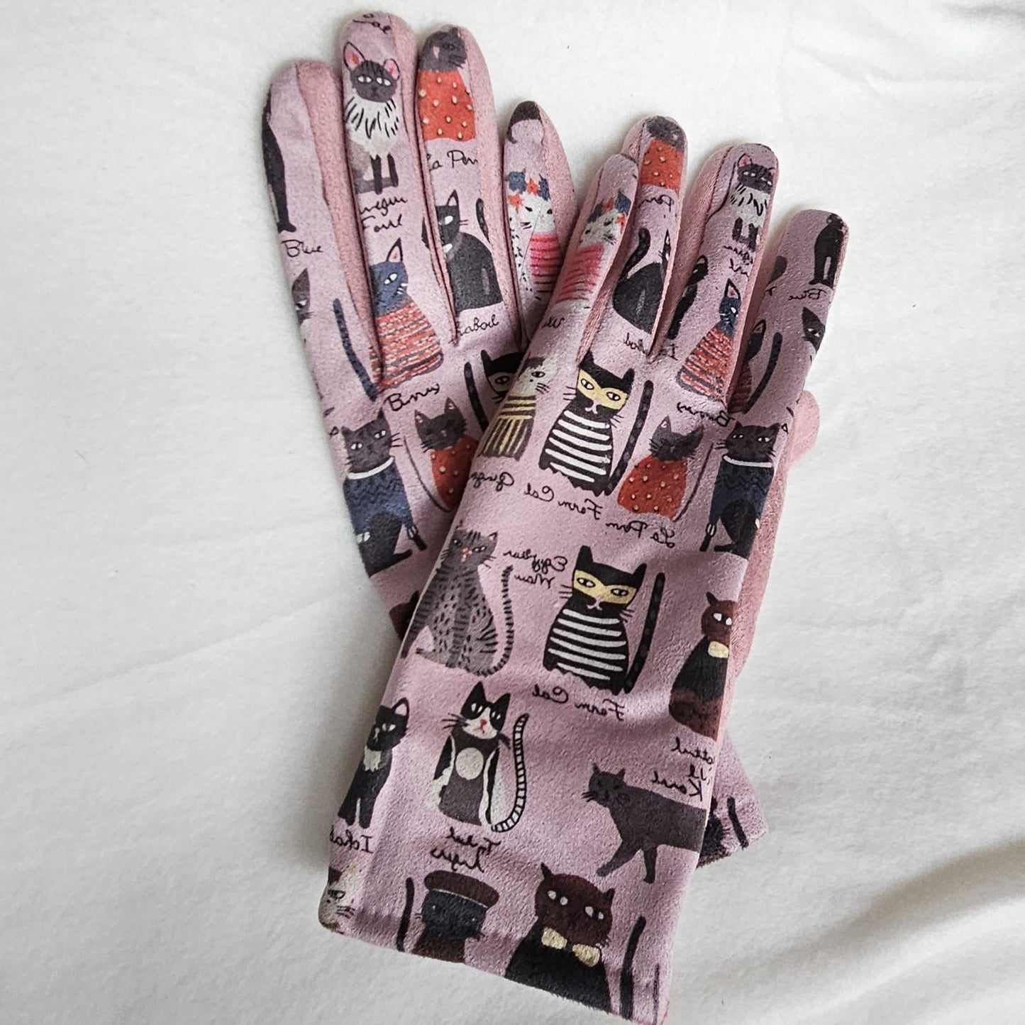 Guantes táctiles estampado colorido de gatitos fondo rosa nude