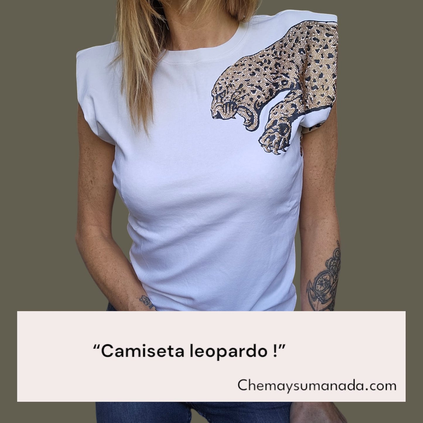 Camiseta blanca con leopardo en el lateral