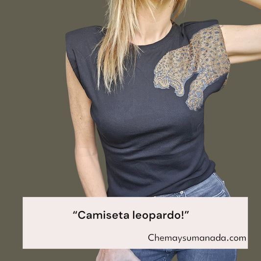 Camiseta negra con leopardo en el lateral