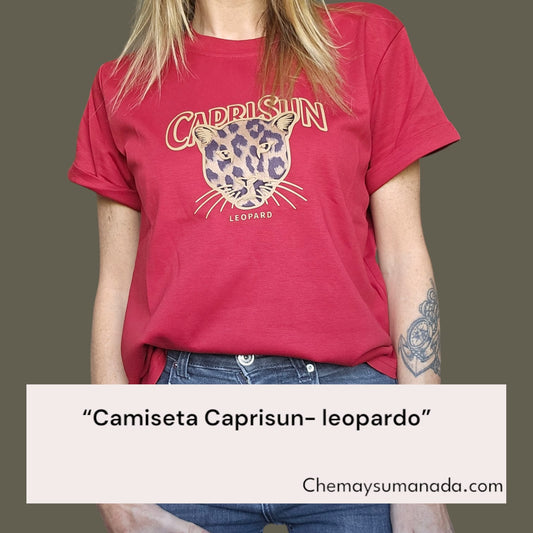 Camiseta roja con dibujo de tigre con textura