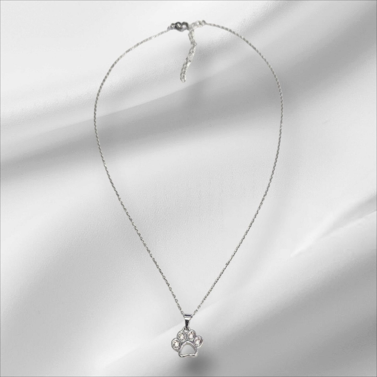 Collar de acero con charm de huella