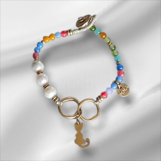 Pulsera Arcoíris con Charm de Gato Dorado