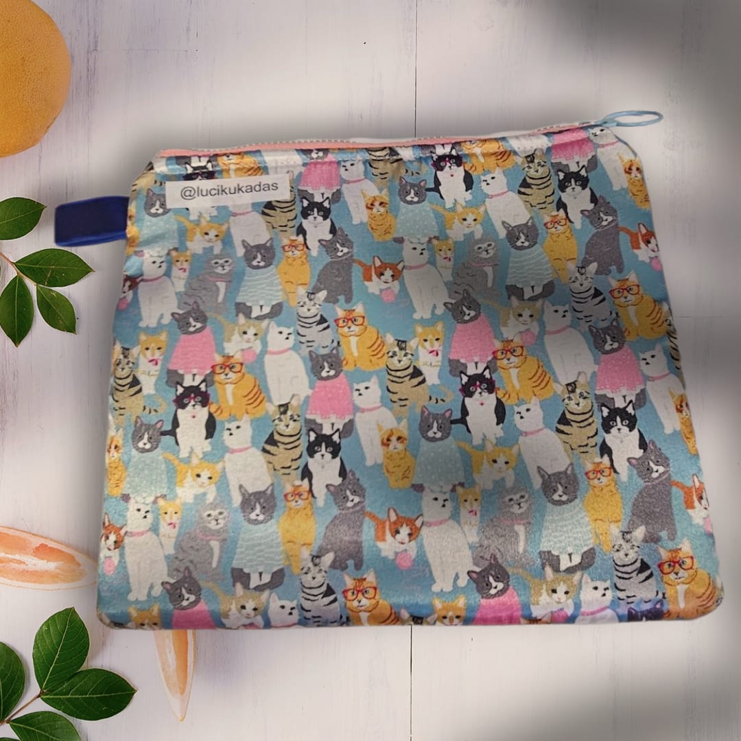 Neceser de Tela con Estampado de Gatos de Colores (@lucikukadas)