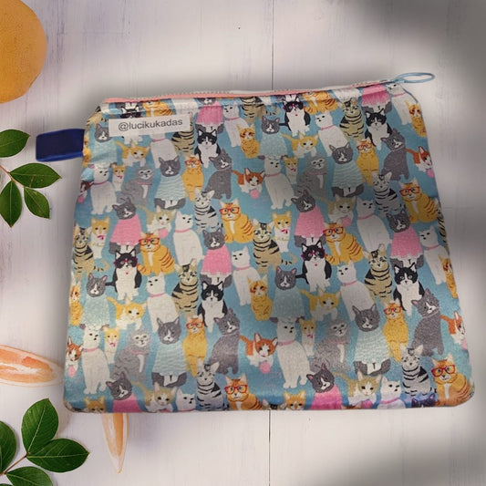Neceser de Tela con Estampado de Gatos de Colores (@lucikukadas)