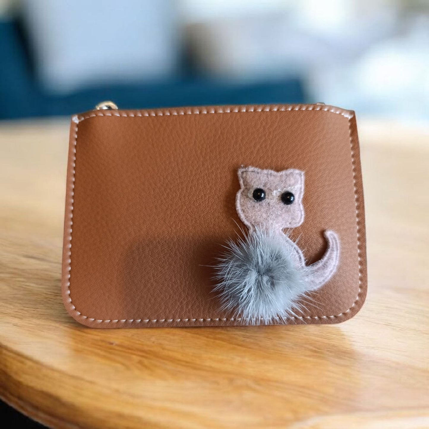 Tarjetero Gatuno con Pompon, color marrón