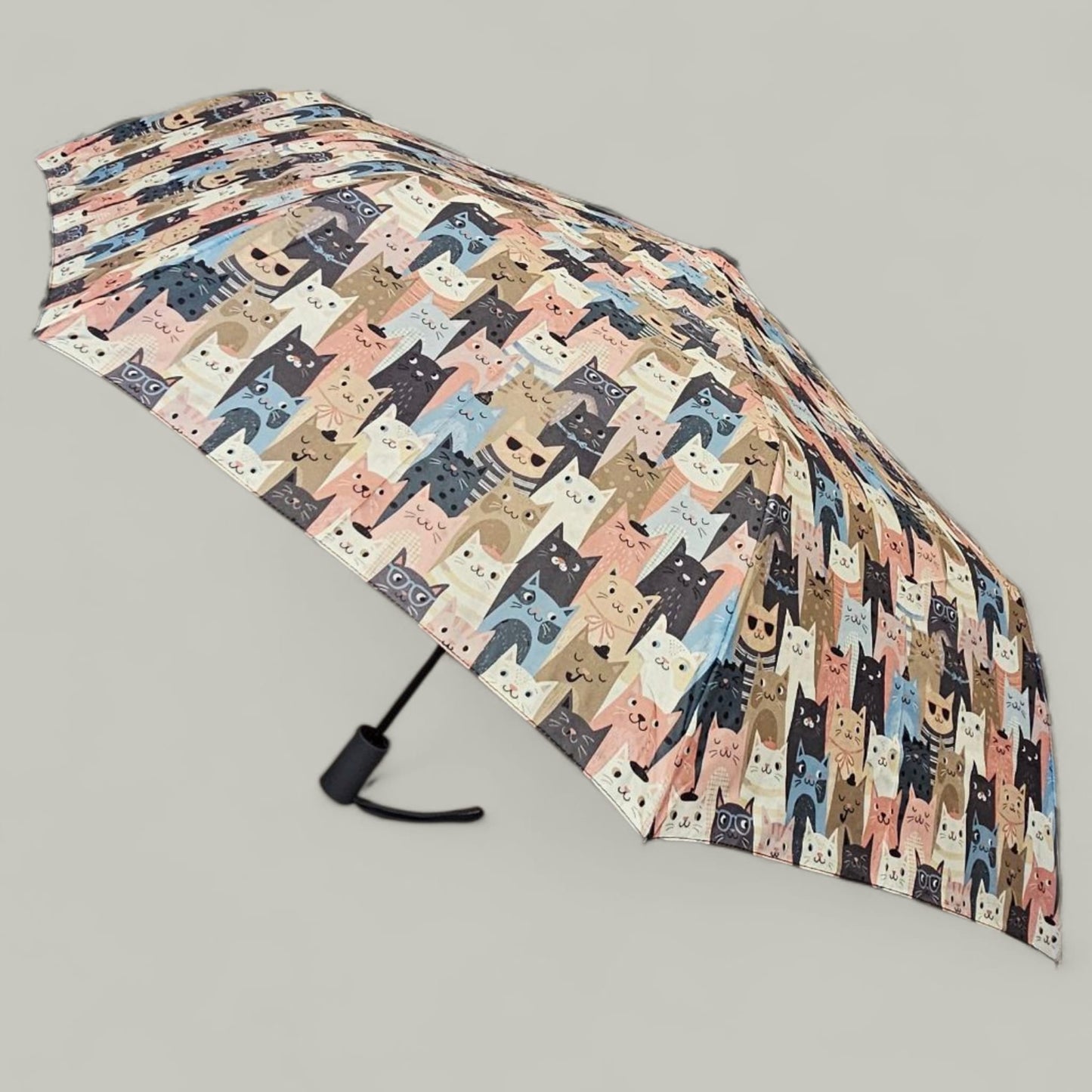 Paraguas plegable antiviento – Estampado de gatos multicolor, mango gris.