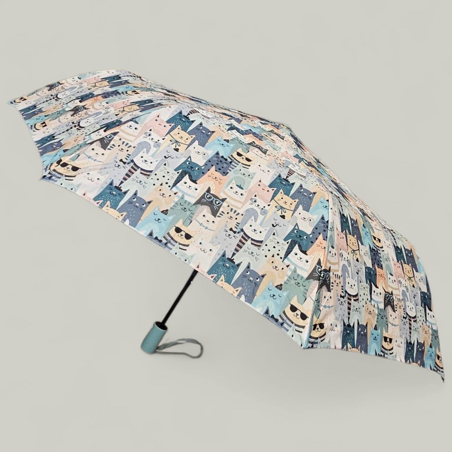 Paraguas plegable antiviento – Estampado de gatos multicolor, mango azul.