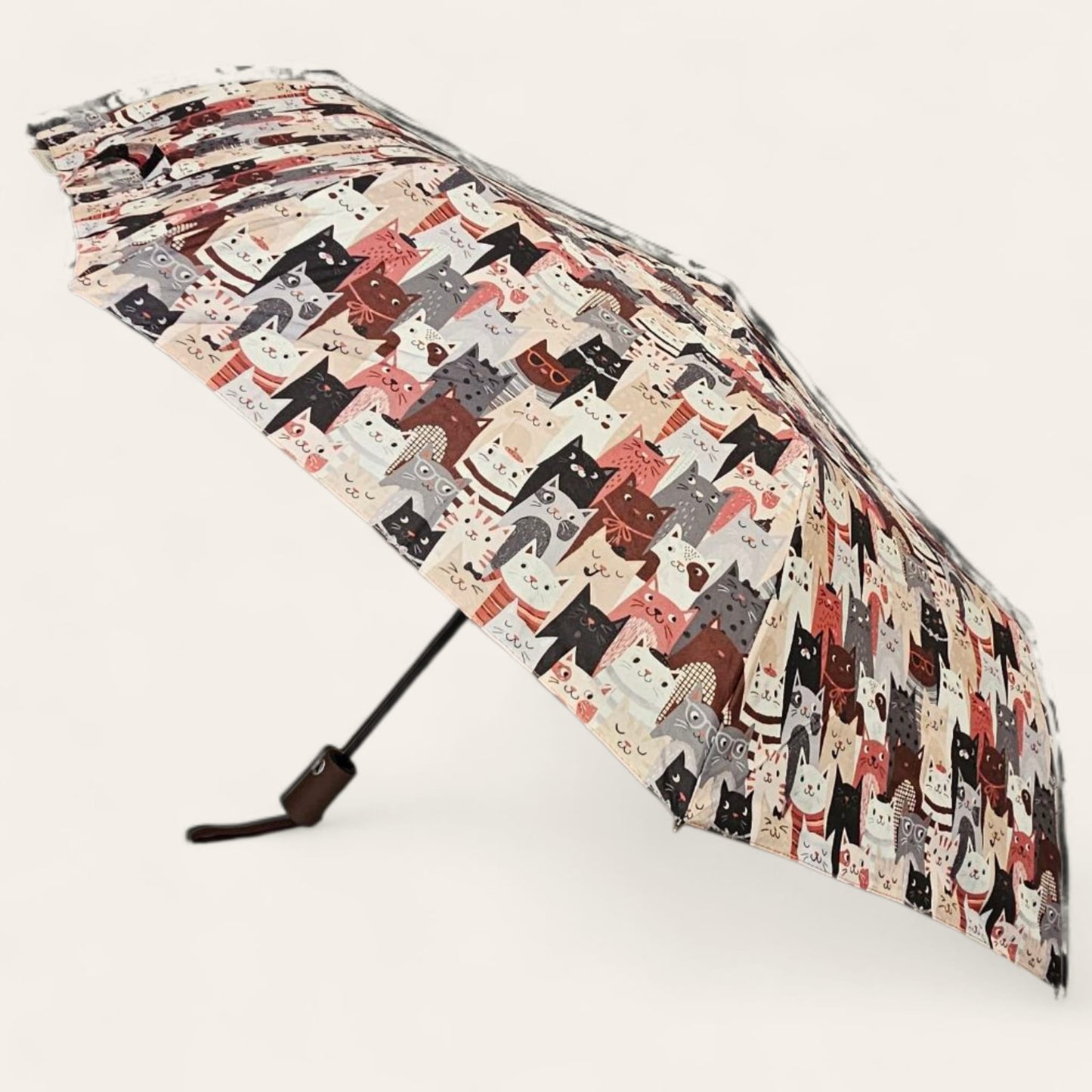 Paraguas plegable antiviento – Estampado de gatos multicolor, mango marrón.