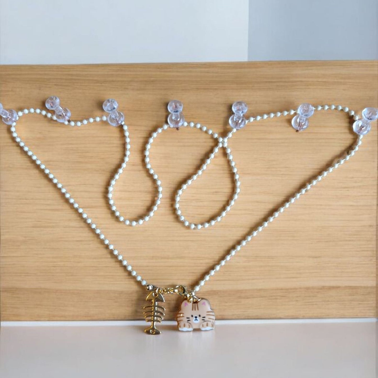 Collar Gato con Perlas – Detalle dorado y charm felino