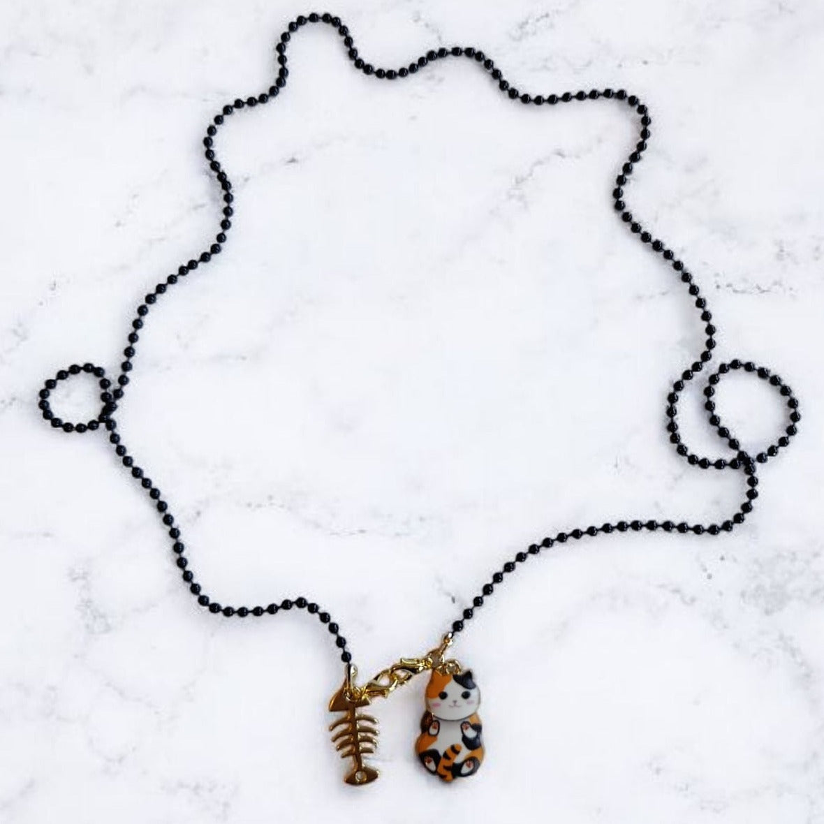 Collar Gato Tricolor – Cadena negra y detalle dorado