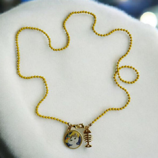 Collar Gato con Flor – Cadena amarilla y detalle dorado