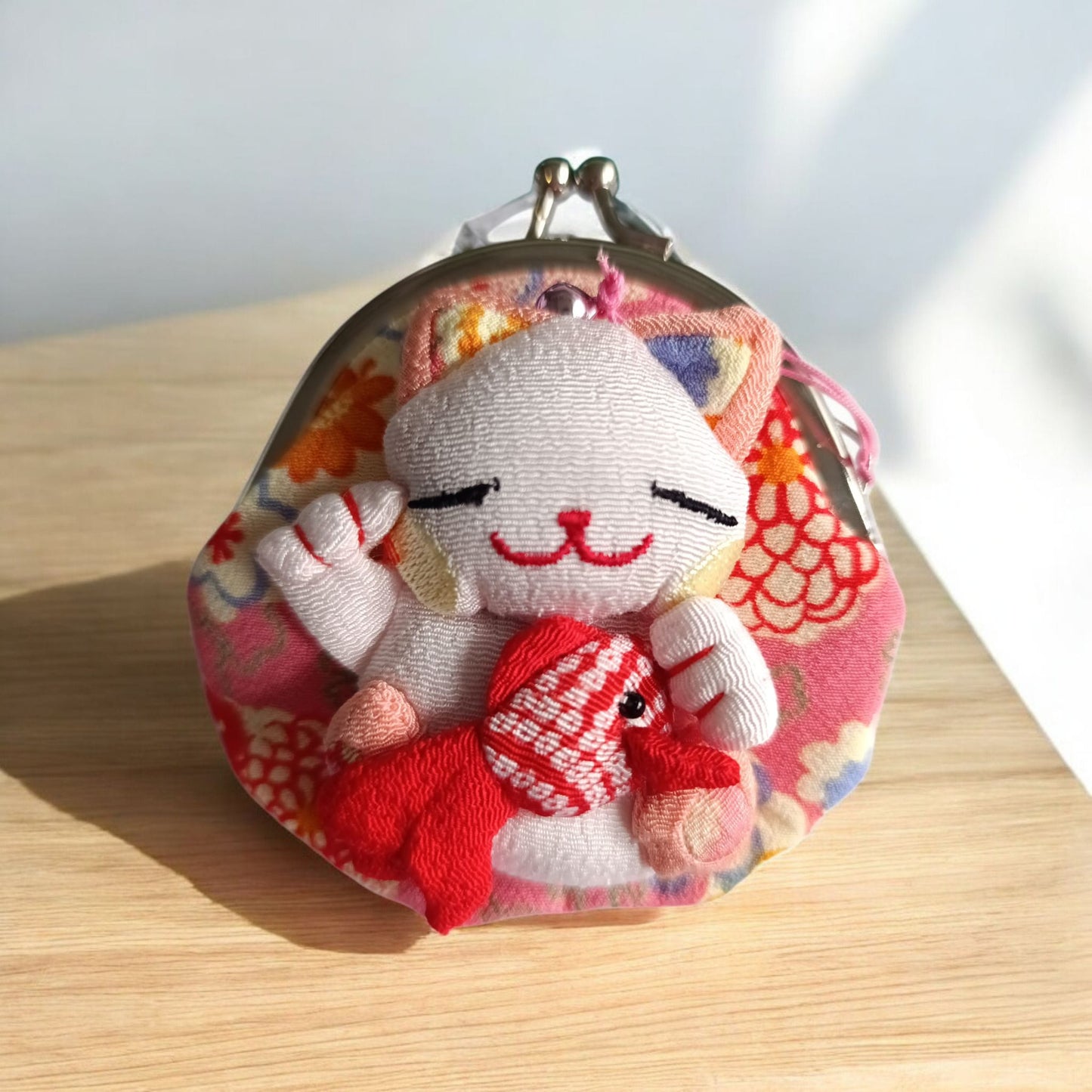 Monedero Maneki-neko Blanco – Pez Rojo (Abundancia & Buena Fortuna)