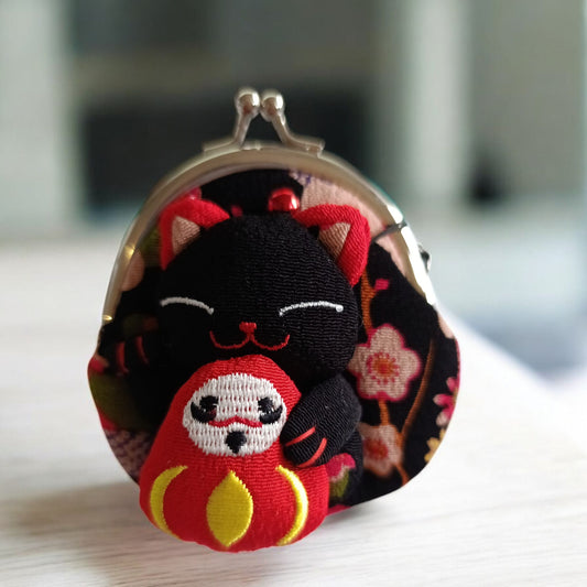 Monedero Maneki-neko Negro – Daruma Rojo (Suerte & Protección)