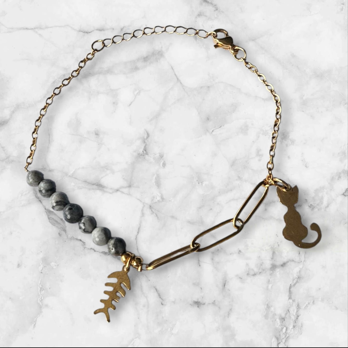 Pulsera “Michi Glam” – Gato Dorado &amp; Piedra Natural Gris