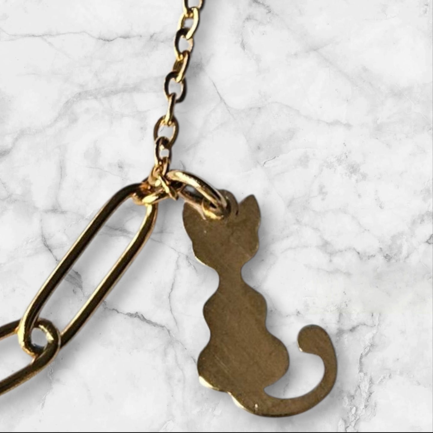 Pulsera “Michi Glam” – Gato Dorado &amp; Piedra Natural Gris