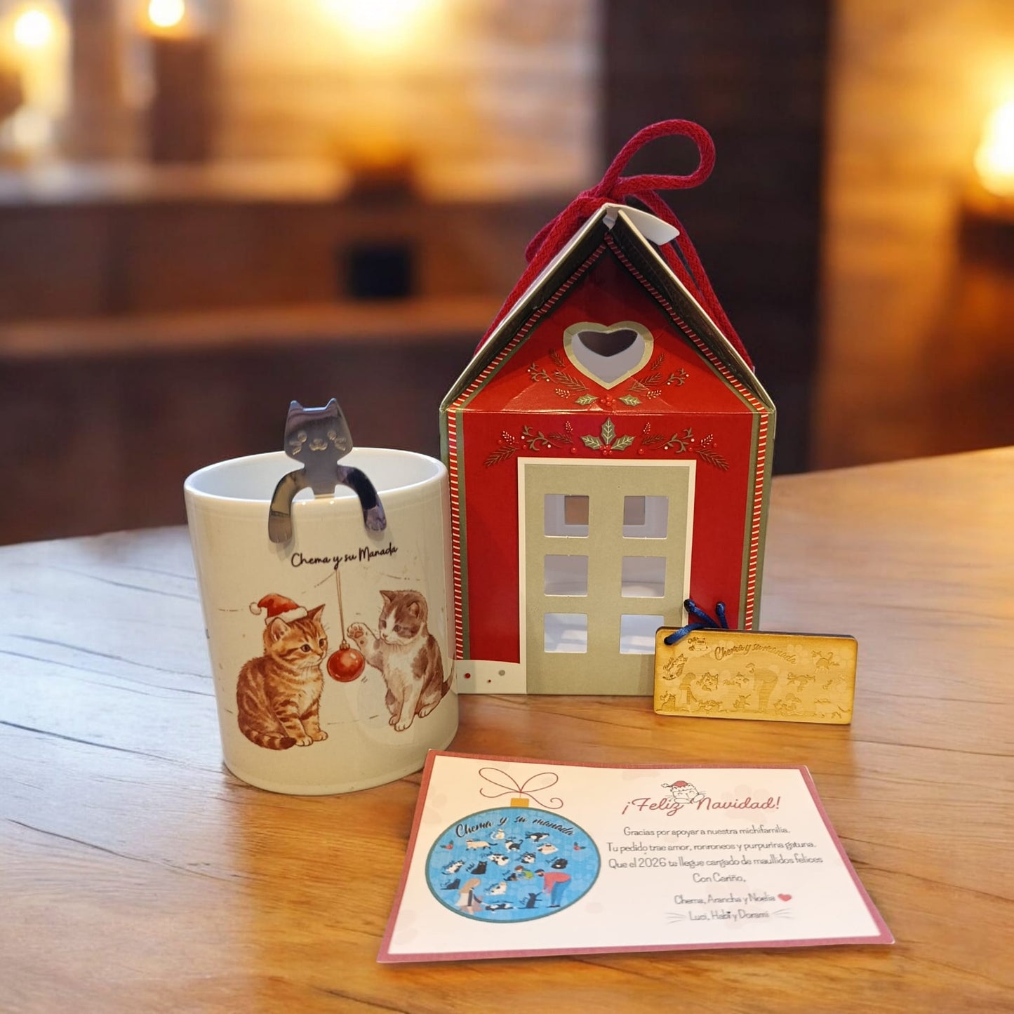 Pack Navideño 1 – Taza + Cucharilla + Llavero + Casita regalo + Tarjetita