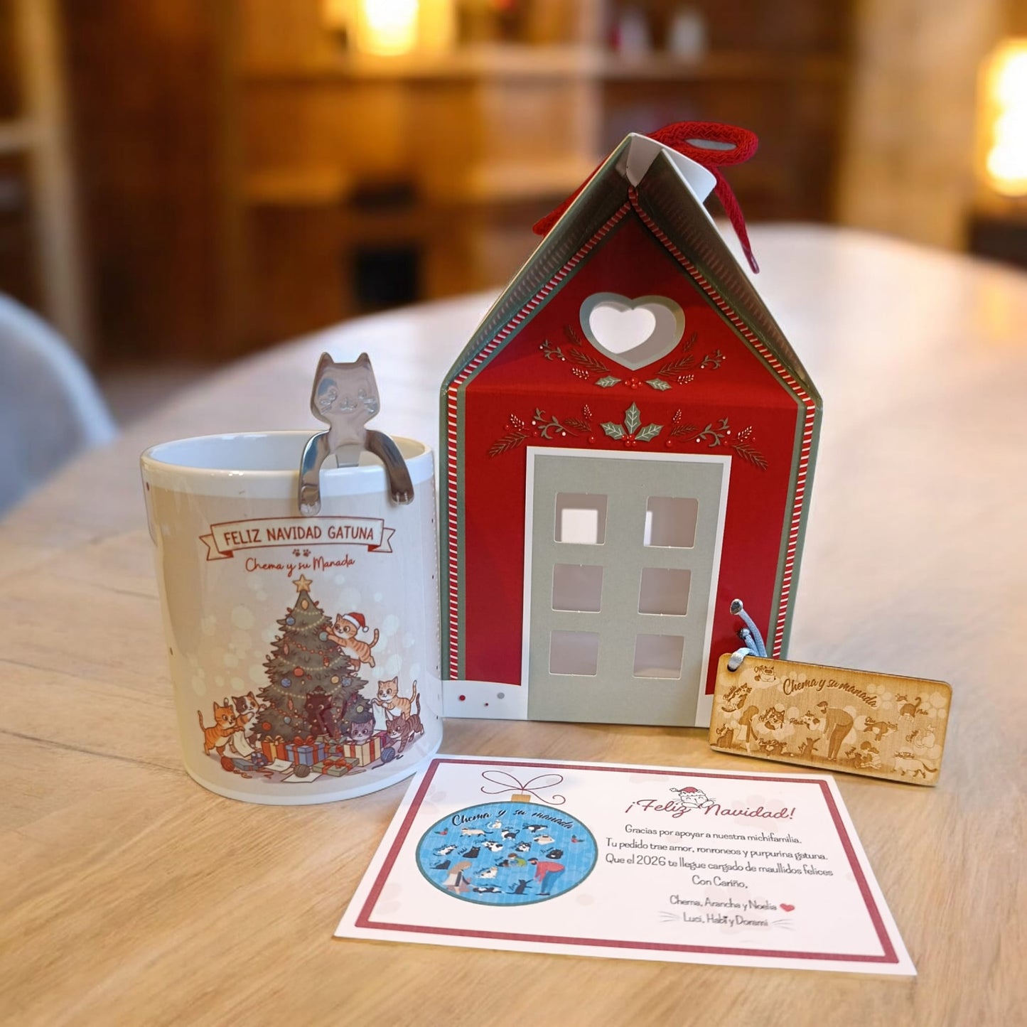 Pack Navideño 2 – Taza + Cucharilla + Llavero + Casita regalo + Tarjetita