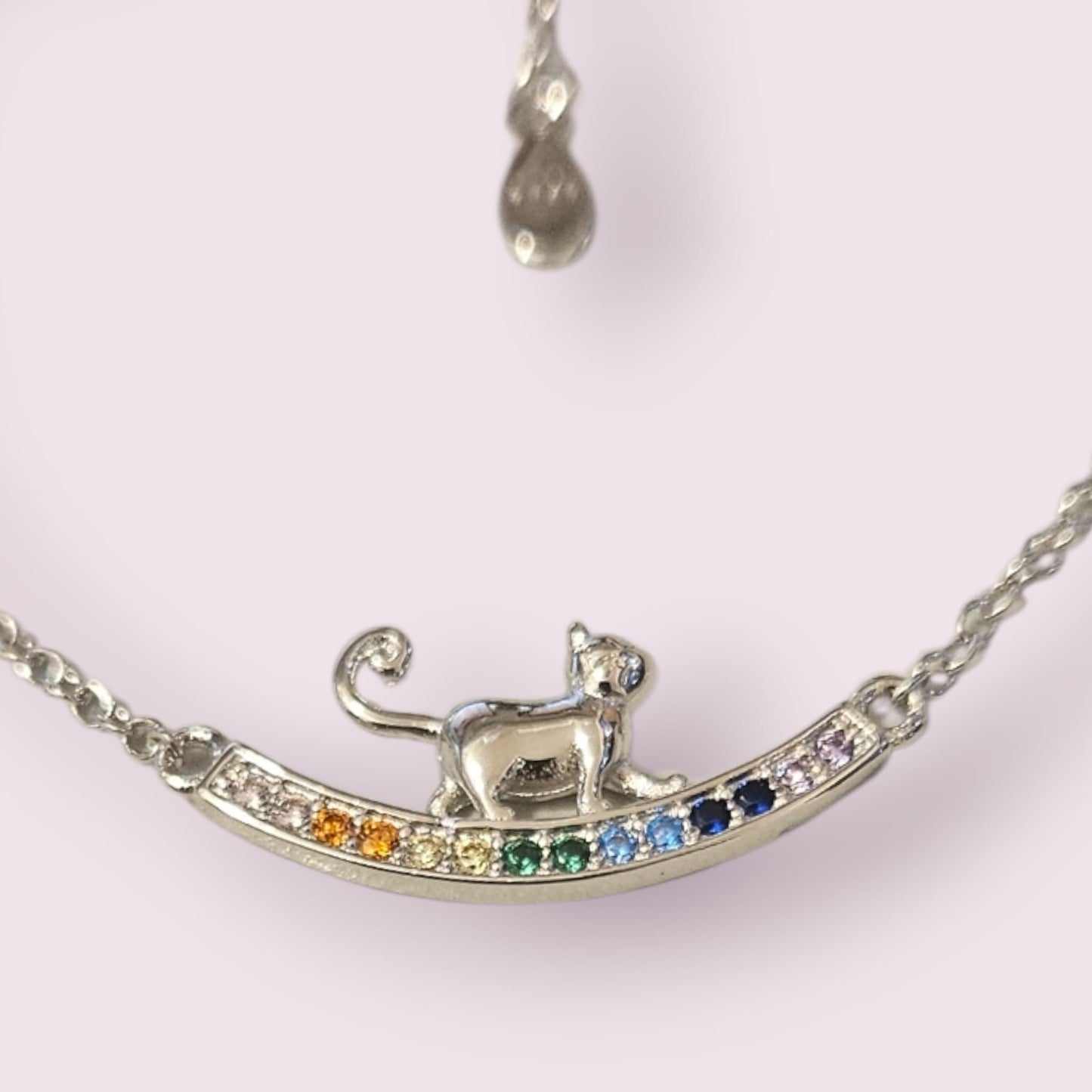 Collar “Gatito Arcoíris” de Plata de Ley