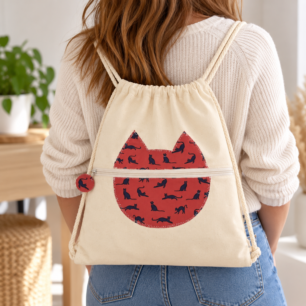 Mochila artesanal de loneta beige con gatos negros sobre rojo (@lucikukadas)