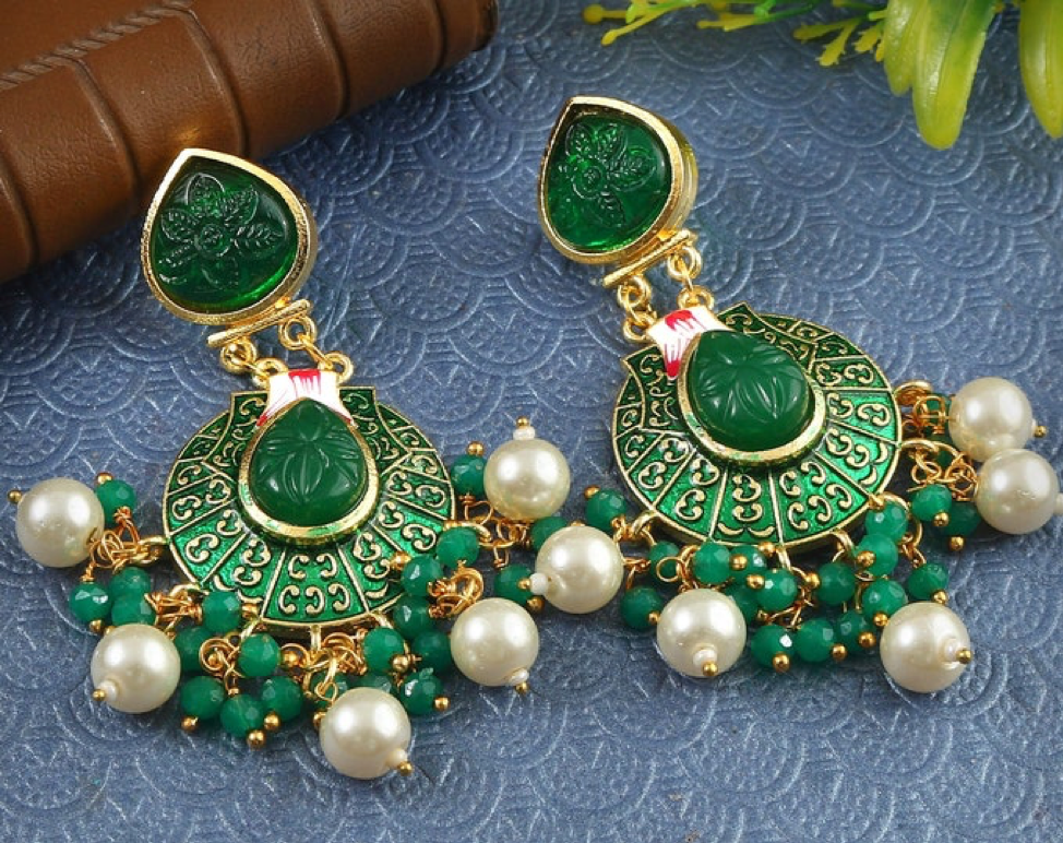 Pendientes joyería india en tonos verdes, adornados con perlas