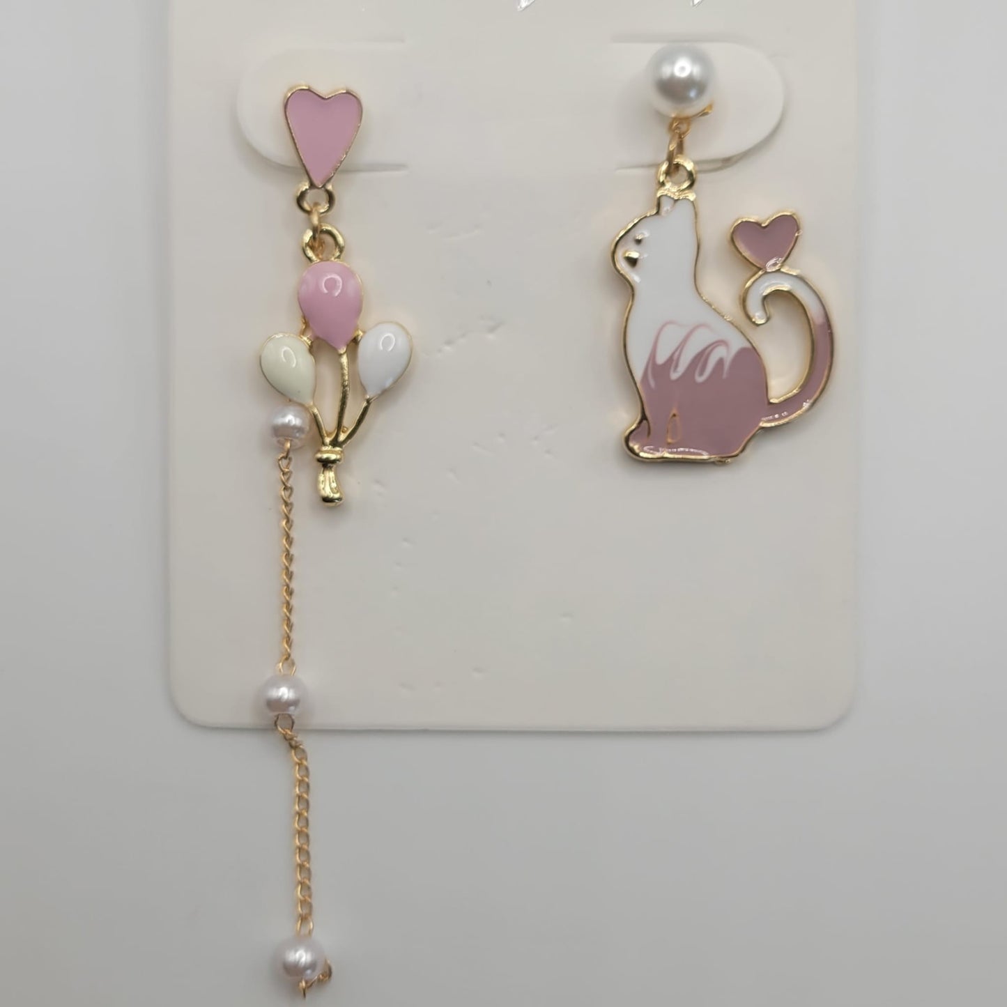 Pendientes de bisutería gatito blanco y rosa con globos