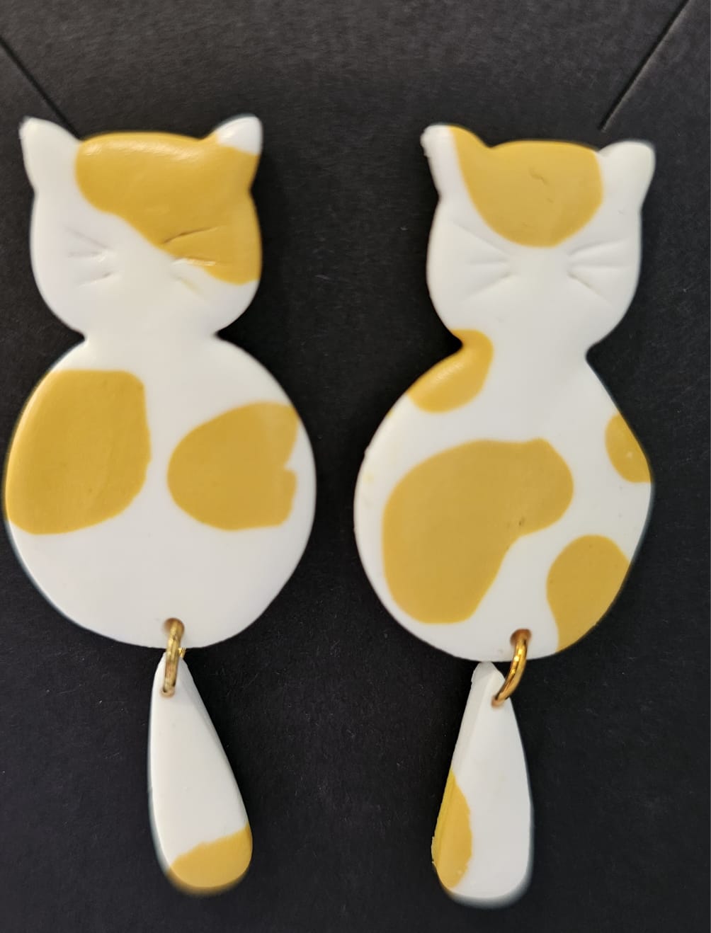 Pendientes de bisuteria de gatito blanco y naranja