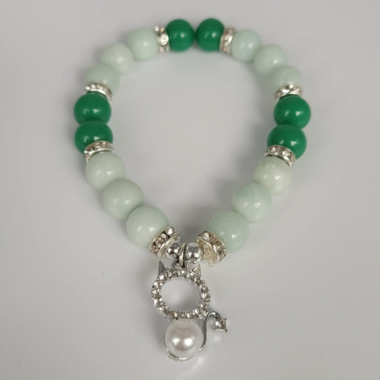 Pulsera de piedras naturales en tonos verdes y abalorio de gatito en color plata con perla