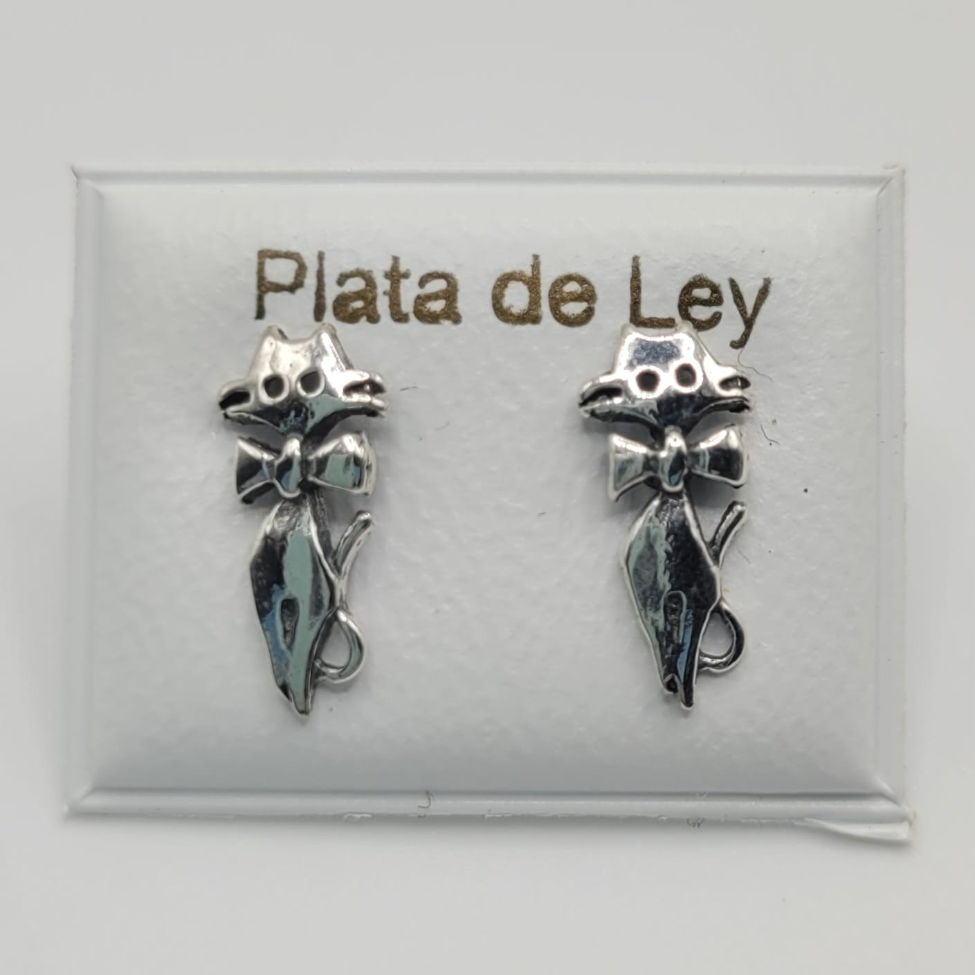 Pendientes de gatito con pajarita en plata de Ley