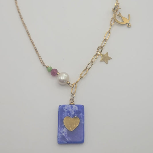 Cadena de acero en color dorado con abalorios de estrella, corazón azul y gatito con luna