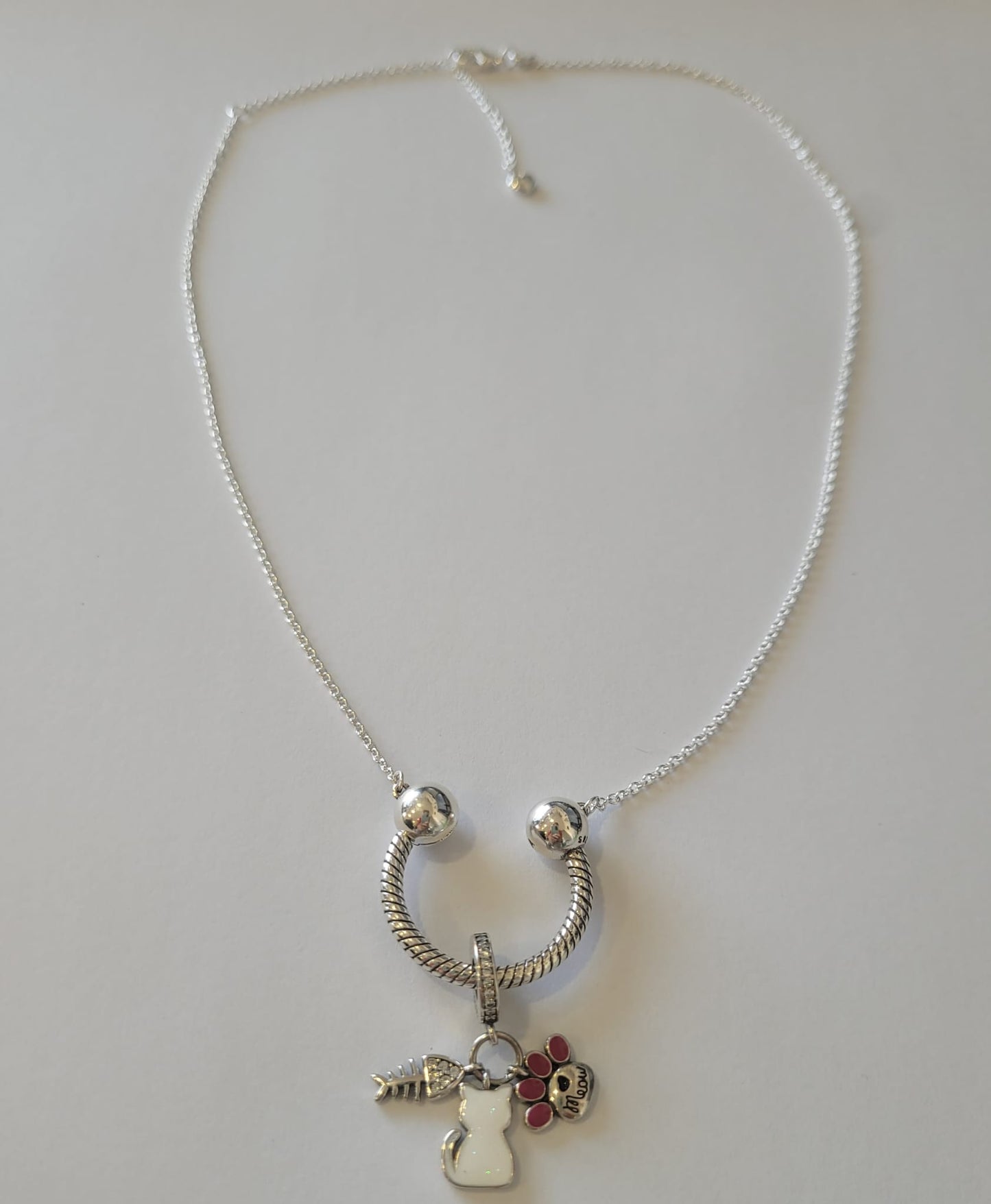 Cadena de plata de ley tipo pandora con colgante semi círculo y abalorio de gato, huella y pez