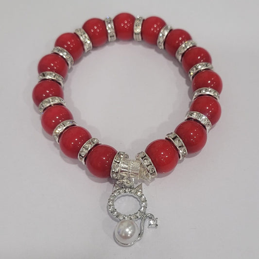 Pulsera de piedras naturales en color rojo con abalorio de gatito con perla