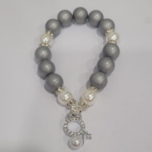 Pulsera de piedras naturales en color gris perla con abalorio de gatito con perla