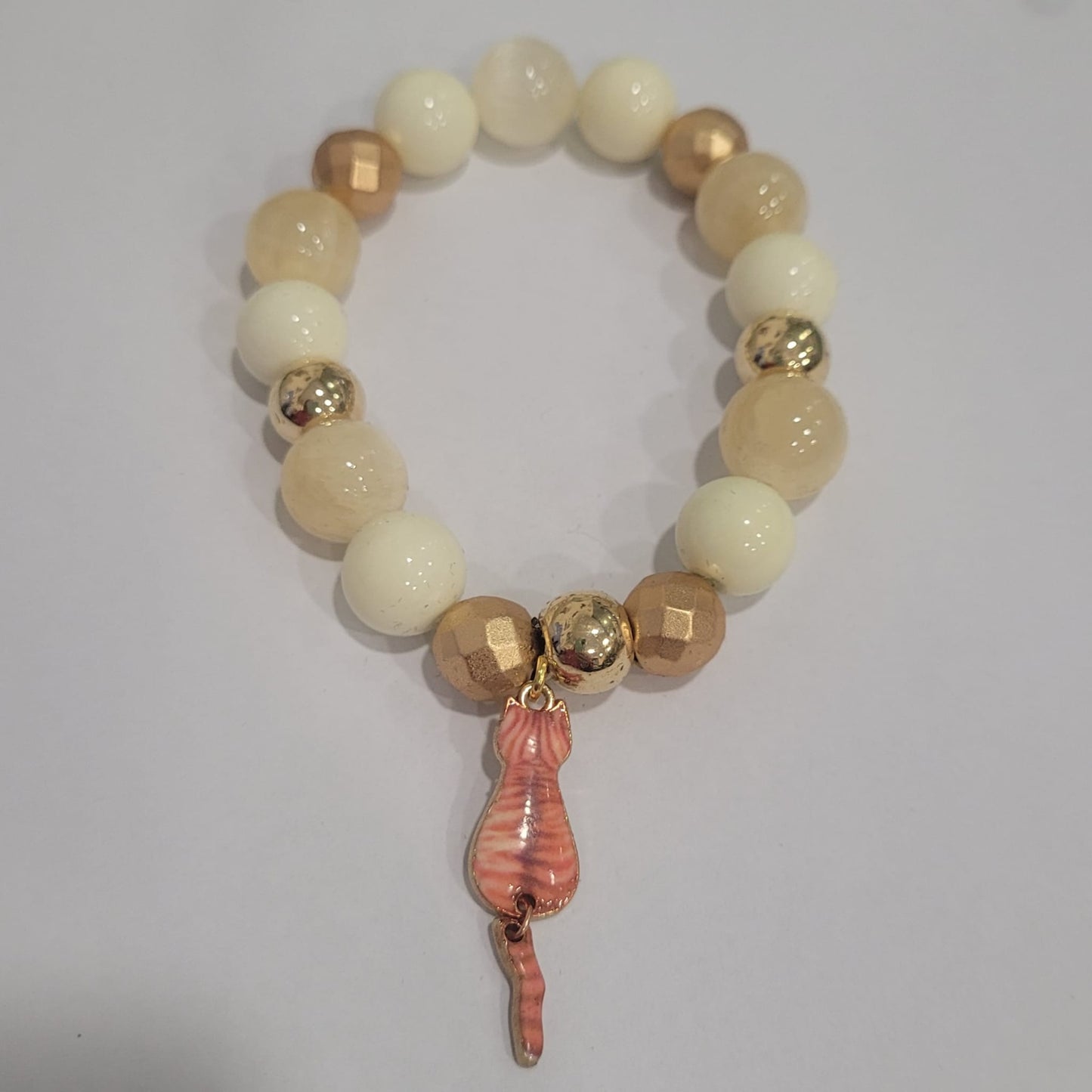 Pulsera de piedras naturales en tonos beiges con colgante de gatete