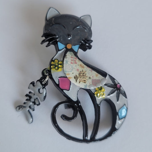Broche de gatito esmaltado en tono gris con espina de pez