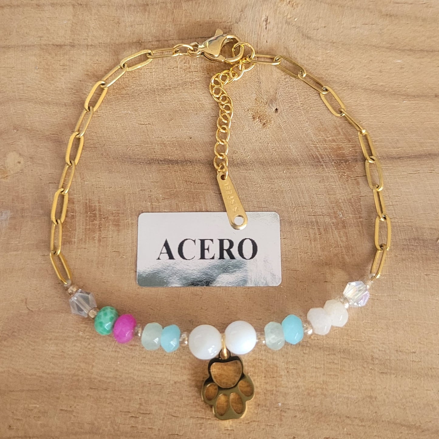 Pulsera de acero en color oro con cuentas de colores y colgante de huella