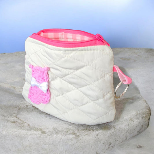 El cartera- monedero acolchado con gato rosa(@lucikukadas)