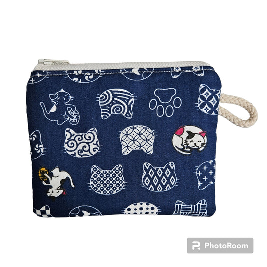 Cartera-monedero con estampado  de cabezas de  gatitos azules