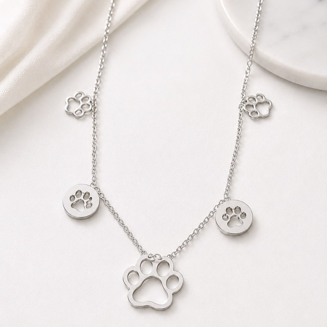 Collar de acero inoxidable con huellas