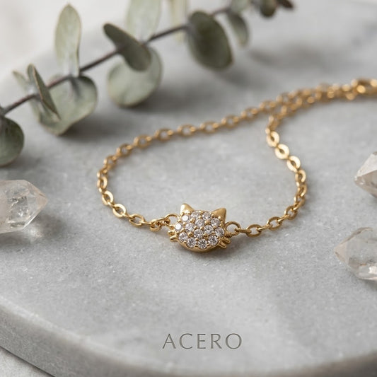 Pulsera con colgante de gato con circonitas blancas