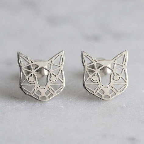 Pendientes minimalistas con diseño de gato. Modernos y elegantes. Color plata.