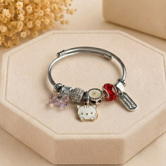 Pulsera elegante de acero con charms en tonos blancos y colgante de gatito