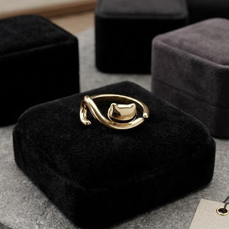 Anillo de acero inoxidable de gato con cola alzada en color dorado