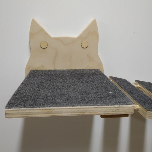 Puente de madera con moqueta y dos repisas silueta gato