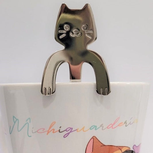 Cucharilla de café con gatito que asoma por la taza