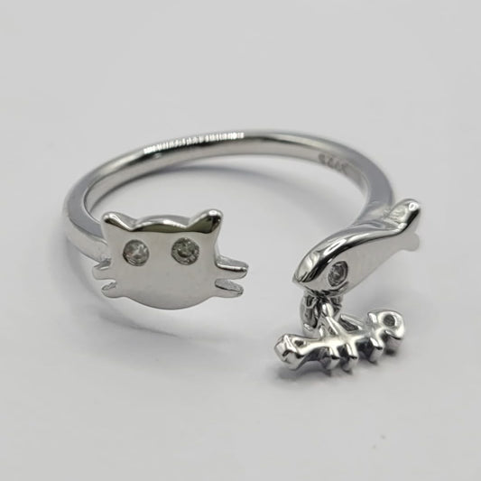 Anillo de plata con bonito abalorio de pez y gato